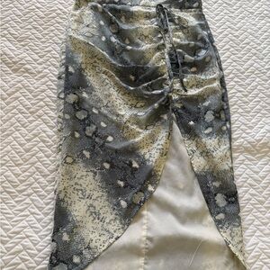 Superdown Asymmetrical Gray and Cream Skirt